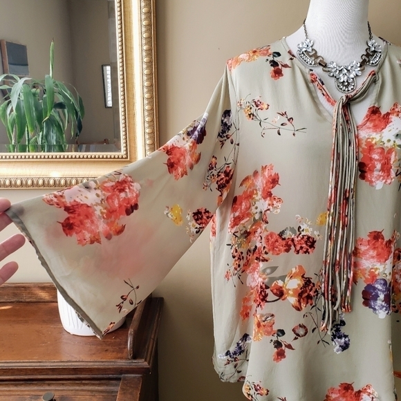Tolani Green Silk Floral Tie Neck Bell Sleeve Tunic Top Size Large - Picture 3 of 11